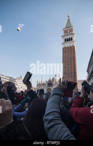 Venise, Italie. 06Th Mars, 2019. Les touristes et les habitants participent à l'événement du vol de l'aigle sur Mars 03, 2019 à Venise, Italie. Le thème de l'édition 2019 du Carnaval de Venise est 'blâmer la Lune" et se déroulera du 16 février au 5 mars. © Awakening / Alamy Live News Banque D'Images