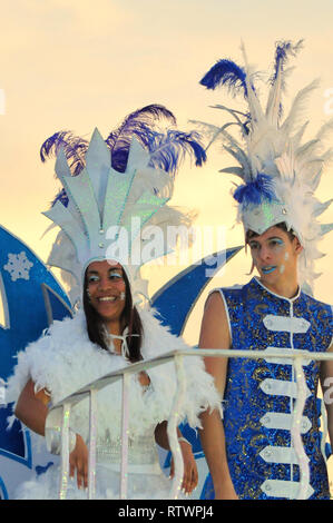 Cunit, Tarragone, Espagne. 2e Mar, 2019. Les participants ont vu habillés en costumes plein couleur d'effectuer pendant le carnaval.Selon la tradition, les gens s'habillent en plein de couleurs différentes avec des thèmes différents costumes pour défiler tout en participant au Carnaval de Cunit, l'événement se produit entre les mois de février et mars. Credit : Ramon Costa/SOPA Images/ZUMA/Alamy Fil Live News Banque D'Images