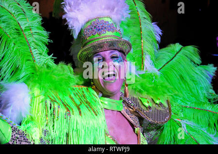 Cunit, Tarragone, Espagne. 2e Mar, 2019. Les participants ont vu un habillé dans un costume plein de couleurs d'effectuer pendant le carnaval.Selon la tradition, les gens s'habillent en plein de couleurs différentes avec des thèmes différents costumes pour défiler tout en participant au Carnaval de Cunit, l'événement se produit entre les mois de février et mars. Credit : Ramon Costa/SOPA Images/ZUMA/Alamy Fil Live News Banque D'Images