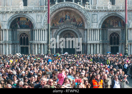 Venise, Italie. 06Th Mars, 2019. Les touristes et les habitants participent à l'événement du vol de l'aigle sur Mars 03, 2019 à Venise, Italie. Le thème de l'édition 2019 du Carnaval de Venise est 'blâmer la Lune" et se déroulera du 16 février au 5 mars. © Awakening / Alamy Live News Banque D'Images