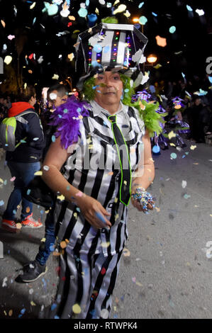 Cunit, Tarragone, Espagne. 2e Mar, 2019. Les participants ont vu un habillé dans un costume plein de couleurs d'effectuer pendant le carnaval.Selon la tradition, les gens s'habillent en plein de couleurs différentes avec des thèmes différents costumes pour défiler tout en participant au Carnaval de Cunit, l'événement se produit entre les mois de février et mars. Credit : Ramon Costa/SOPA Images/ZUMA/Alamy Fil Live News Banque D'Images