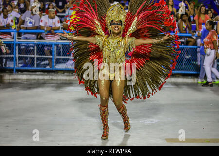 Rio de Janeiro, Brésil. 06Th Mar, 2019. Kamila Reis, Reine de la batterie de l'école de samba de Porto da Pedra durant la série Carnaval 2019 un défilé dans le SambÃ³dromo SapucaÃ Marques do dans la ville de Rio de Janeiro ce samedi, 02. (Photo : William Volcov/Brésil Photo Presse) Credit : Brésil Photo Presse/Alamy Live News Banque D'Images