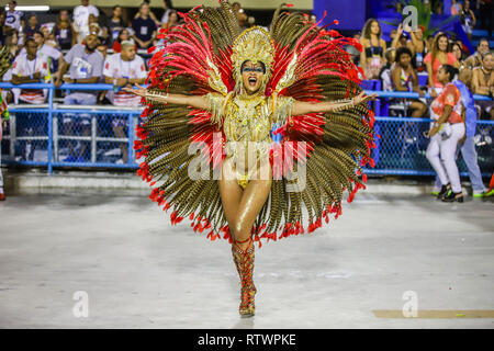 Rio de Janeiro, Brésil. 06Th Mar, 2019. Kamila Reis, Reine de la batterie de l'école de samba de Porto da Pedra durant la série Carnaval 2019 un défilé dans le SambÃ³dromo SapucaÃ Marques do dans la ville de Rio de Janeiro ce samedi, 02. (Photo : William Volcov/Brésil Photo Presse) Credit : Brésil Photo Presse/Alamy Live News Banque D'Images