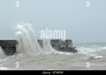 Newlaven, East Sussex, Royaume-Uni. 3 mars 2019. Vent croissant de la tempête Freya qui fait monter les vagues le long de la côte Sussex. Oui il y a un phare au-delà de cette vague. Banque D'Images