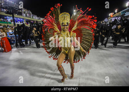 Rio de Janeiro, Brésil. 06Th Mar, 2019. Kamila Reis, Reine de la batterie de l'école de samba de Porto da Pedra durant la série Carnaval 2019 un défilé dans le SambÃ³dromo SapucaÃ Marques do dans la ville de Rio de Janeiro ce samedi, 02. (Photo : William Volcov/Brésil Photo Presse) Credit : Brésil Photo Presse/Alamy Live News Banque D'Images