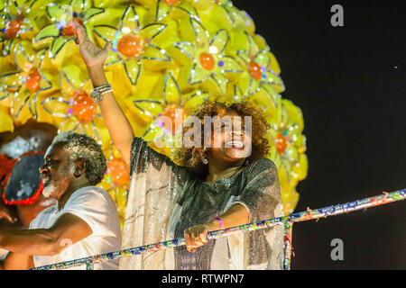 Rio de Janeiro, Brésil. 06Th Mar, 2019. Zeze Motta lors d'un défilé de l'école de samba de Porto da Pedra de Serie A du Carnaval 2019 à Sambódromo do Sapucai Marques dans la ville de Rio de Janeiro ce samedi, 02. (Photo : William Volcov/Brésil Photo Presse ) Crédit : Brésil Photo Presse/Alamy Live News Banque D'Images