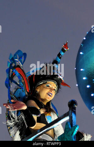 Cunit, Tarragone, Espagne. 2e Mar, 2019. Les participants ont vu un habillé dans un costume plein de couleurs d'effectuer pendant le carnaval.Selon la tradition, les gens s'habillent en plein de couleurs différentes avec des thèmes différents costumes pour défiler tout en participant au Carnaval de Cunit, l'événement se produit entre les mois de février et mars. Credit : Ramon Costa/SOPA Images/ZUMA/Alamy Fil Live News Banque D'Images