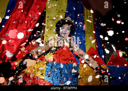 Cunit, Tarragone, Espagne. 2e Mar, 2019. Les participants ont vu un habillé dans un costume plein de couleurs d'effectuer pendant le carnaval.Selon la tradition, les gens s'habillent en plein de couleurs différentes avec des thèmes différents costumes pour défiler tout en participant au Carnaval de Cunit, l'événement se produit entre les mois de février et mars. Credit : Ramon Costa/SOPA Images/ZUMA/Alamy Fil Live News Banque D'Images