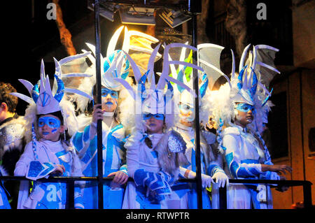 Cunit, Tarragone, Espagne. 2e Mar, 2019. Les participants ont vu habillés en costumes plein couleur d'effectuer pendant le carnaval.Selon la tradition, les gens s'habillent en plein de couleurs différentes avec des thèmes différents costumes pour défiler tout en participant au Carnaval de Cunit, l'événement se produit entre les mois de février et mars. Credit : Ramon Costa/SOPA Images/ZUMA/Alamy Fil Live News Banque D'Images