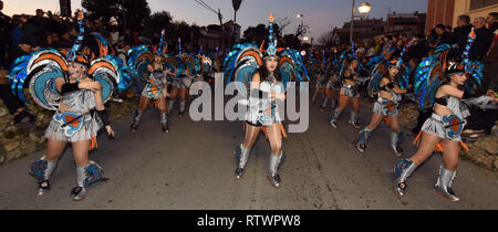 Cunit, Tarragone, Espagne. 2e Mar, 2019. Les participants ont vu habillés en costumes plein couleur d'effectuer pendant le carnaval.Selon la tradition, les gens s'habillent en plein de couleurs différentes avec des thèmes différents costumes pour défiler tout en participant au Carnaval de Cunit, l'événement se produit entre les mois de février et mars. Credit : Ramon Costa/SOPA Images/ZUMA/Alamy Fil Live News Banque D'Images