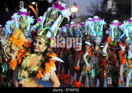 Cunit, Tarragone, Espagne. 2e Mar, 2019. Les participants ont vu habillés en costumes plein couleur d'effectuer pendant le carnaval.Selon la tradition, les gens s'habillent en plein de couleurs différentes avec des thèmes différents costumes pour défiler tout en participant au Carnaval de Cunit, l'événement se produit entre les mois de février et mars. Credit : Ramon Costa/SOPA Images/ZUMA/Alamy Fil Live News Banque D'Images