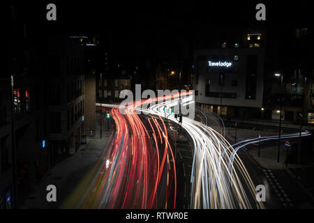 Lewisham Londres nuit rue avec des voitures qui passent Banque D'Images