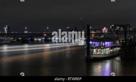 Waterloo bridge avec bateau sur la rivière Thames. Riverside de nuit de Londres. Banque D'Images