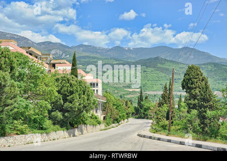 = Gurzuf Road et de Montagnes de Crimée avec ciel nuageux  = beau printemps Paysage de Crimée dans Gurzufom Gurzufsskoye avec la vue du Shosse (Gurzufom hig Banque D'Images