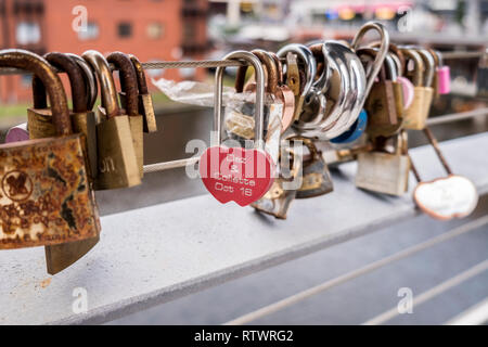 Lovelocks ou love locks verrouillage d'un pont à Birmingham, England, GB, au Royaume-Uni. Banque D'Images