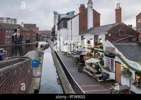 Pub sur chemin de halage en bordure de rue Gaz du bassin de Worcester et du Canal de Birmingham, Birmingham, England, GB, au Royaume-Uni. Banque D'Images