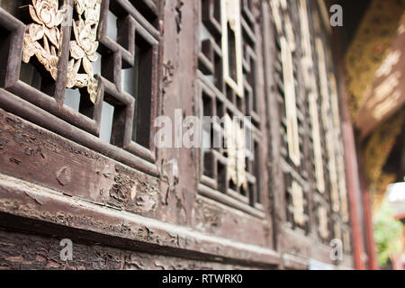 Cadre de la fenêtre en bois oriental. Modèle d'or chinois sur les volets de la fenêtre. Banque D'Images