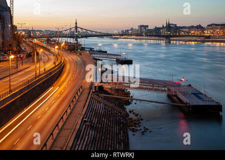 L'aube sur le Danube à Budapest, Hongrie. Pont de la liberté au loin. Banque D'Images