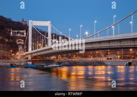 L'aube à Elisabeth Pont sur le Danube à Budapest, Hongrie. Banque D'Images