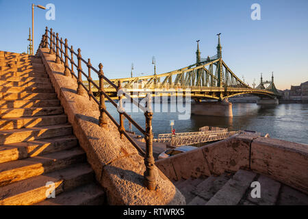 Lever de soleil à Pont de la liberté sur le Danube à Budapest, Hongrie. Banque D'Images