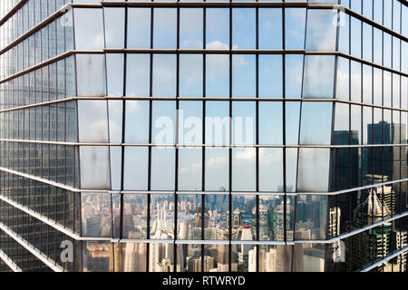 Façade en verre et d'angle de réflexion des toits de ville moderne. Skyline reflétée sur l'élévation de murs rideaux. Banque D'Images