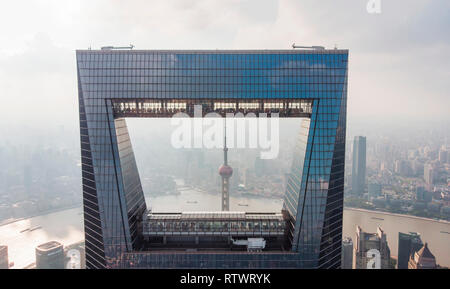 Chine, Shanghai - le 4 août 2018. Fenêtre de Shanghai Skyline et l'ouvreur. Oriental Pearl Tower par Shanghai World Financial Center. Banque D'Images