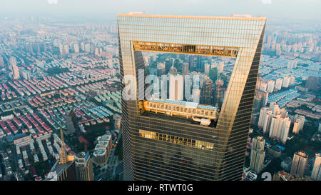 Chine, Shanghai - le 4 août 2018. Vue à travers Shanghai World Financial Center à faible hauteur dans quartier résidentiel de Pudong. Fenêtre de Shanghai Skyline. Banque D'Images