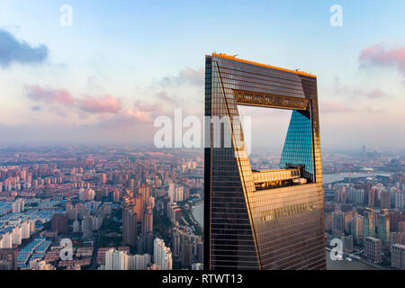 Chine, Shanghai - le 4 août 2018. Vue de Shanghai World Financial Center et faible hauteur et la rivière Huangpu sur arrière-plan. Shanghai Skyline et de fenêtre Banque D'Images