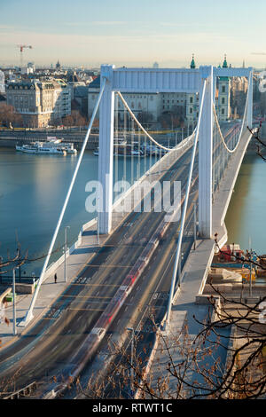 Matin à Elisabeth Pont sur le Danube à Budapest, Hongrie. Banque D'Images