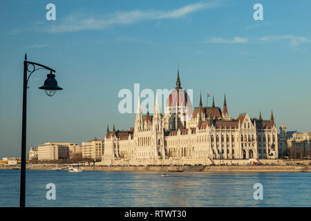 Au début du printemps après-midi au bâtiment du parlement hongrois à Budapest, Hongrie. Banque D'Images