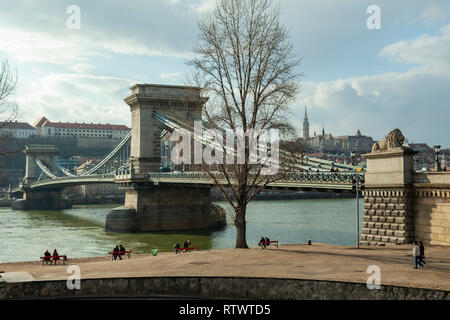 Au début du printemps après-midi à Pont des Chaînes sur le Danube à Budapest, Hongrie. Banque D'Images