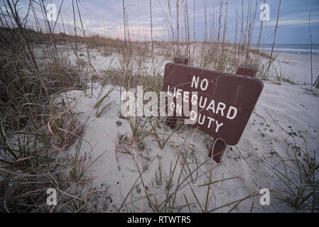 Huntington Beach State Park en Caroline du Sud. Pas de maître-nageur en devoir signer sur dune de sable le long du chemin de la plage. Banque D'Images