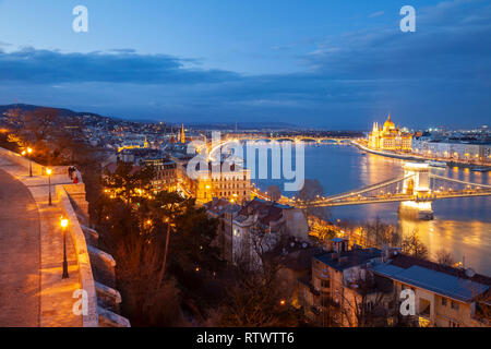 La nuit tombe à Budapest, Hongrie. Banque D'Images