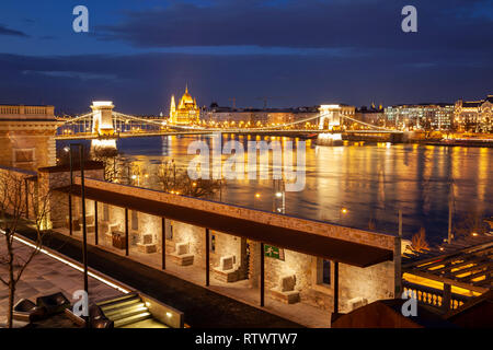 La nuit tombe à Budapest, Hongrie. Banque D'Images