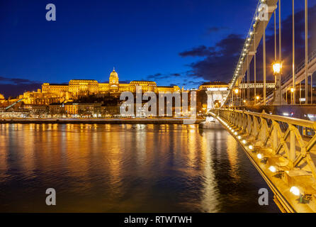 La nuit tombe sur le Danube à Budapest, le château de Buda, au loin. Banque D'Images