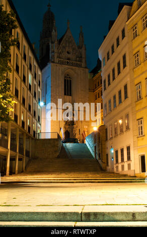 Entrée de Maria am Gestade église gothique à Vienne, Autriche. À long escalier menant à celle-ci parmi les bâtiments. Soigné Nuit d'été chaude Banque D'Images