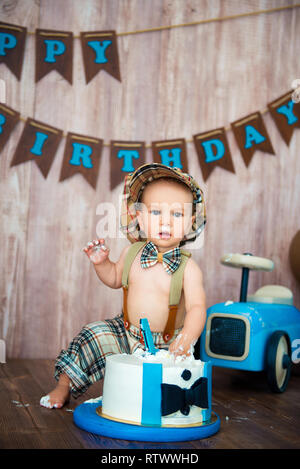 Smashcake Ecraser Photoshoot Pour Un Petit Garcon Gentleman Decore Avec Un Motif En Photozone Voiture Retro Et De Ballons D Helium Joyeux Anniversaire 1 An Photo Stock Alamy