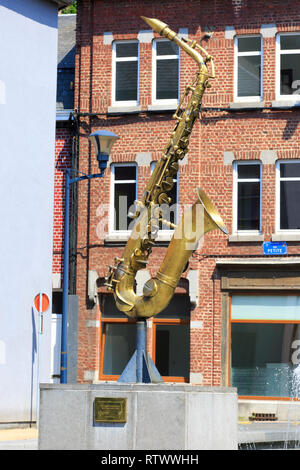 Close-up d'un saxophone géant dans la ville de Dinant, en Belgique, où cet instrument de musique a été inventé par Adolphe Saxe dans les années 1840 Banque D'Images