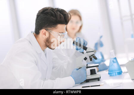 Close up.male scientist assis à une table de laboratoire. Banque D'Images