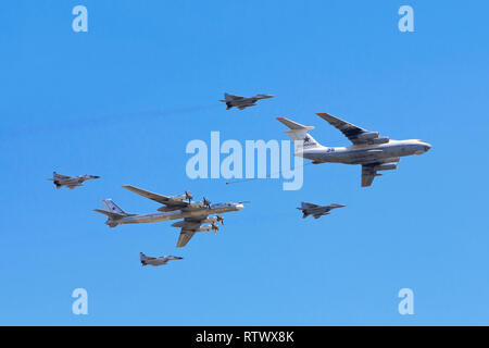 Un Iliouchine Il-78 (MIDAS) un ravitaillement pétrolier (Tu-95 Bear bombardier stratégique) flanquée de MiG-29 Fulcrum (avions de chasse) sur le jour de la victoire à Moscou, Russie Banque D'Images