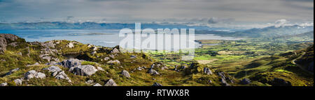 Plus de Coulagh Bay Panorama à la montagne de haut au-dessus de Allihies, Péninsule de Beara, West Cork, Irlande Banque D'Images