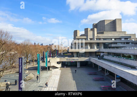 Théâtre National sur la rive sud de la Tamise, Londres SE1, un lieu populaire pour les arts et les activités culturelles Banque D'Images