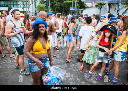 RIO DE JANEIRO - février 11, 2017 : une femme brésilienne possède une collection de poubelles de recyclage dans la foulée d'un carnaval, fête de rue d'Ipanema. Banque D'Images