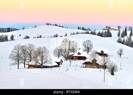 Gîte rural paysage de collines couvertes de neige dans la lumière du matin, Schallenberg, Emmental, dans le canton de Berne, Suisse Banque D'Images