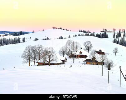 Gîte rural paysage de collines couvertes de neige dans la lumière du matin, Schallenberg, Emmental, dans le canton de Berne, Suisse Banque D'Images