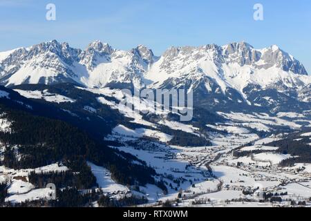 Massif de montagne couverte de neige en hiver Wilder Kaiser avec Saint Johann in Tyrol, Alpes de Kitzbühel, Tyrol, Autriche Banque D'Images