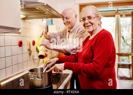 Les personnes âgées à la cuisinière et la cuisine, Allemagne Banque D'Images
