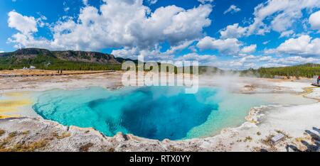 Piscine opale noire, Hot Spring, algues jaunes et les dépôts minéraux, Biscuit Basin, Parc National de Yellowstone, Wyoming, USA Banque D'Images