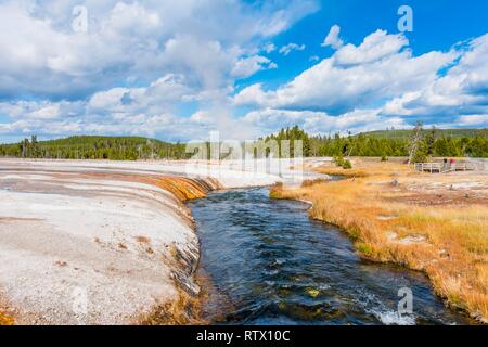 Hot springs à Iron Spring Creek, rivière dans le bassin de sable noir, Parc National de Yellowstone, Wyoming, USA Banque D'Images
