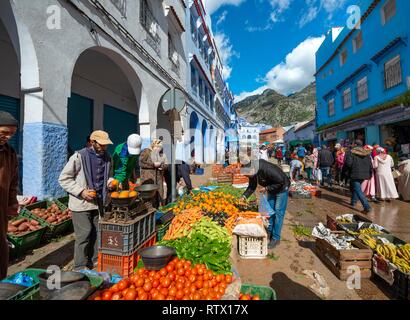 Les sections locales shopping pour les légumes et fruits, en face du marché des maisons, bleu, Chefchaouen Chaouen, Tanger-Tétouan, Maroc Banque D'Images